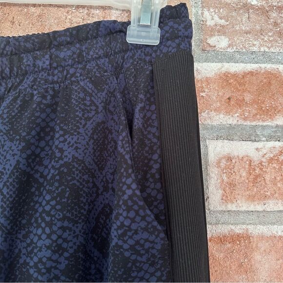 Athleta Brooklyn Jogger Pants Women’s 8 Blue Black Snakeskin Print - Picture 5 of 10